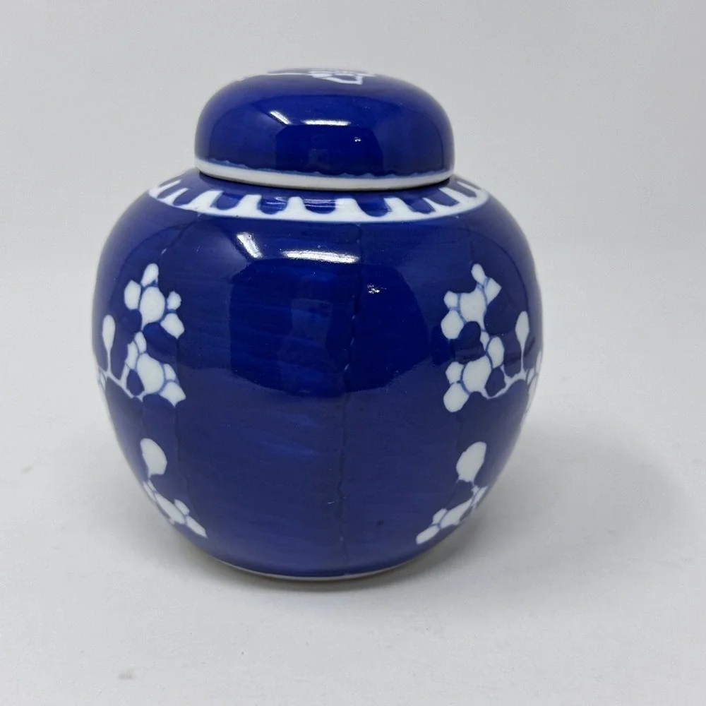Small Vintage Blue & White Porcelain Chinoiserie Ginger Jar with Lid